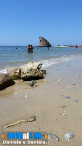 Spiaggia con sabbia e pietre