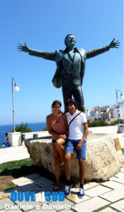 Statua di Domenico Modugno a Polignano a Mare