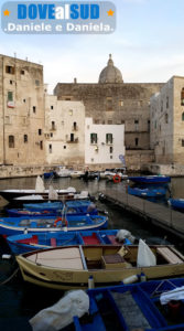 Antico porto di Monopoli con barche blu