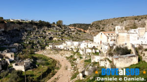 Chiesa Madre nella Gravina con villaggio rupestre