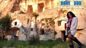 Case grotta tra gravina e villaggio rupestre