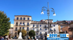 Piazza con statua di Gianturco